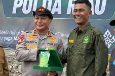 Kapolda Terima Penghargaan dari Yayasan Generasi Hijau Riau di Hari Mangrove Sedunia