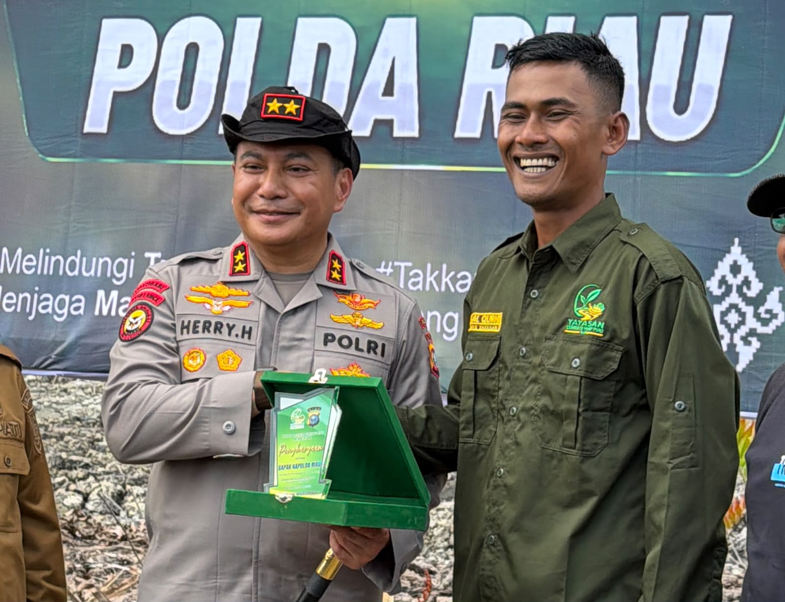 Kapolda Terima Penghargaan dari Yayasan Generasi Hijau Riau di Hari Mangrove Sedunia