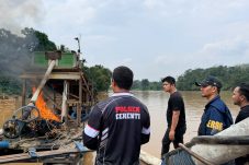 Sempat Dihadang Warga, Tim Ditreskrimsus Polda Riau Musnahkan Peralatan PETI di Kuansing