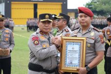 Kapolda Riau Serahkan Penghargaan kepada 133 Personel dan Mitra Berprestasi