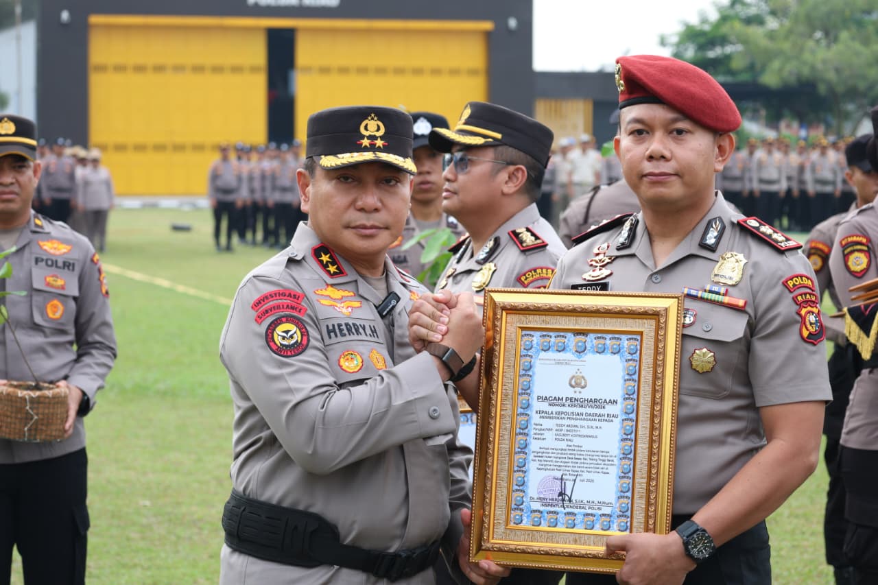 Kapolda Riau Serahkan Penghargaan kepada 133 Personel dan Mitra Berprestasi