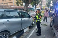 Tiga Orang Terluka Akibat Mobil Calya Tabrak Pohon di Jalan Sudirman Pekanbaru