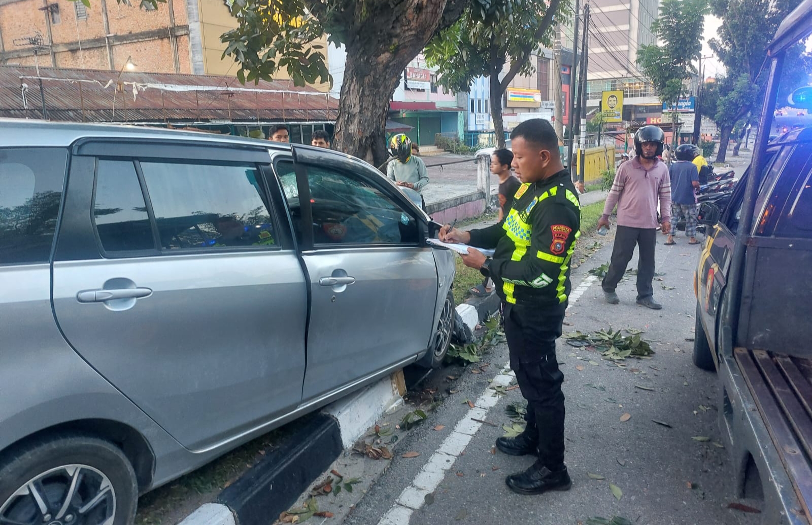 Tiga Orang Terluka Akibat Mobil Calya Tabrak Pohon di Jalan Sudirman Pekanbaru
