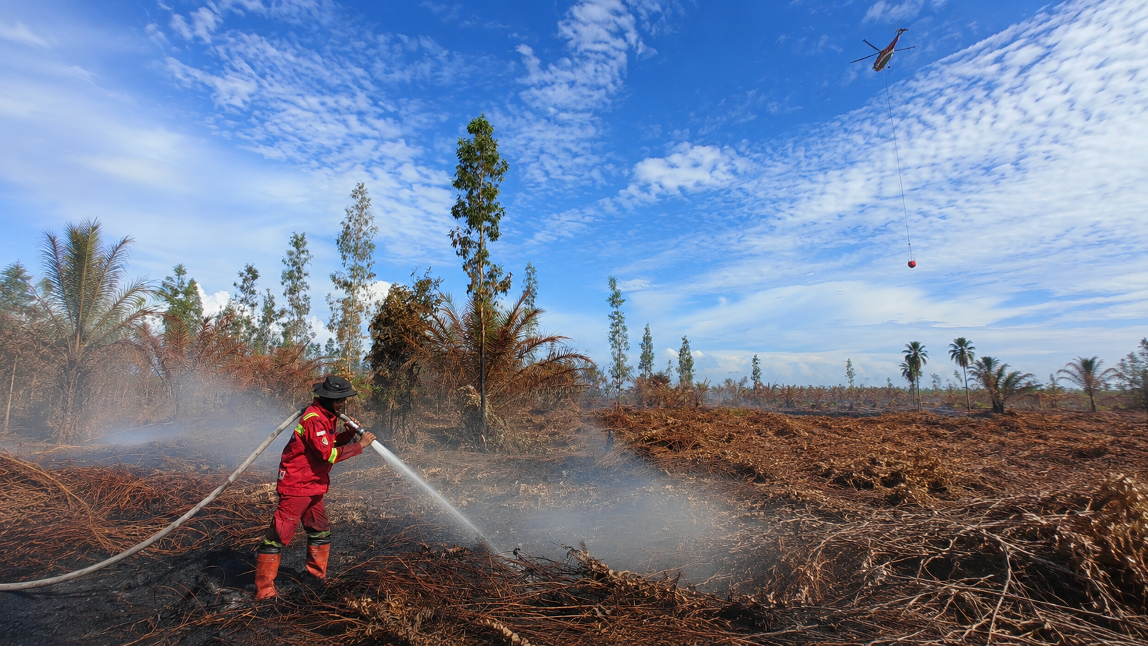 Helikopter Water Bombing Dikerahkan Padamkan Karhutla di Pematang Pudu