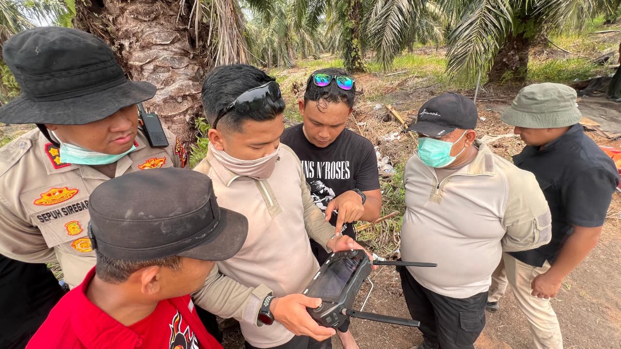 Polda Riau Kerahkan Drone Padamkan Karhutla di Siak