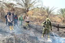 Kapolres-Dandim Bermalam Tangani Karhutla di Desa Anak Talang, Inhu