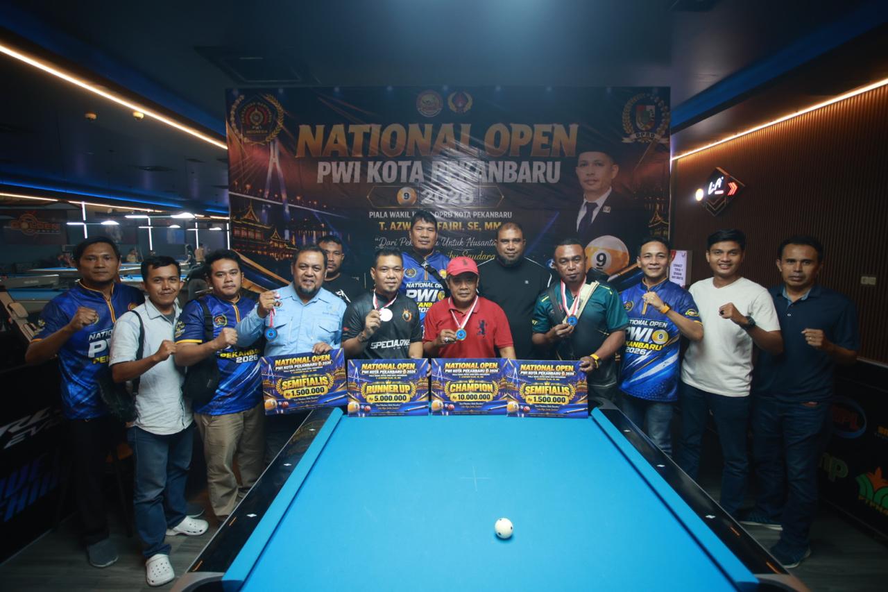 Paul Hendri Rebut Piala Wakil Ketua DPRD Pekanbaru T Azwendi Fajri